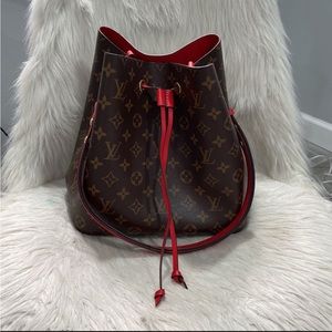 Beautiful NoeNoe Bag 
Red inside
Very stylish
Comes with receipt and dust bag